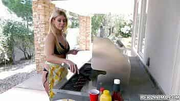 Stepbrother gets hot seeing her stepmom i bikini and apron video