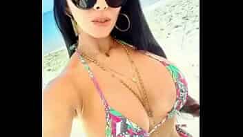 Venezolana culona y tetona y bikini en la playa video