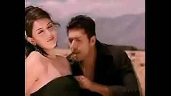 Haniska boobs touch by Jayam Ravi in Engeyum Kaadh video